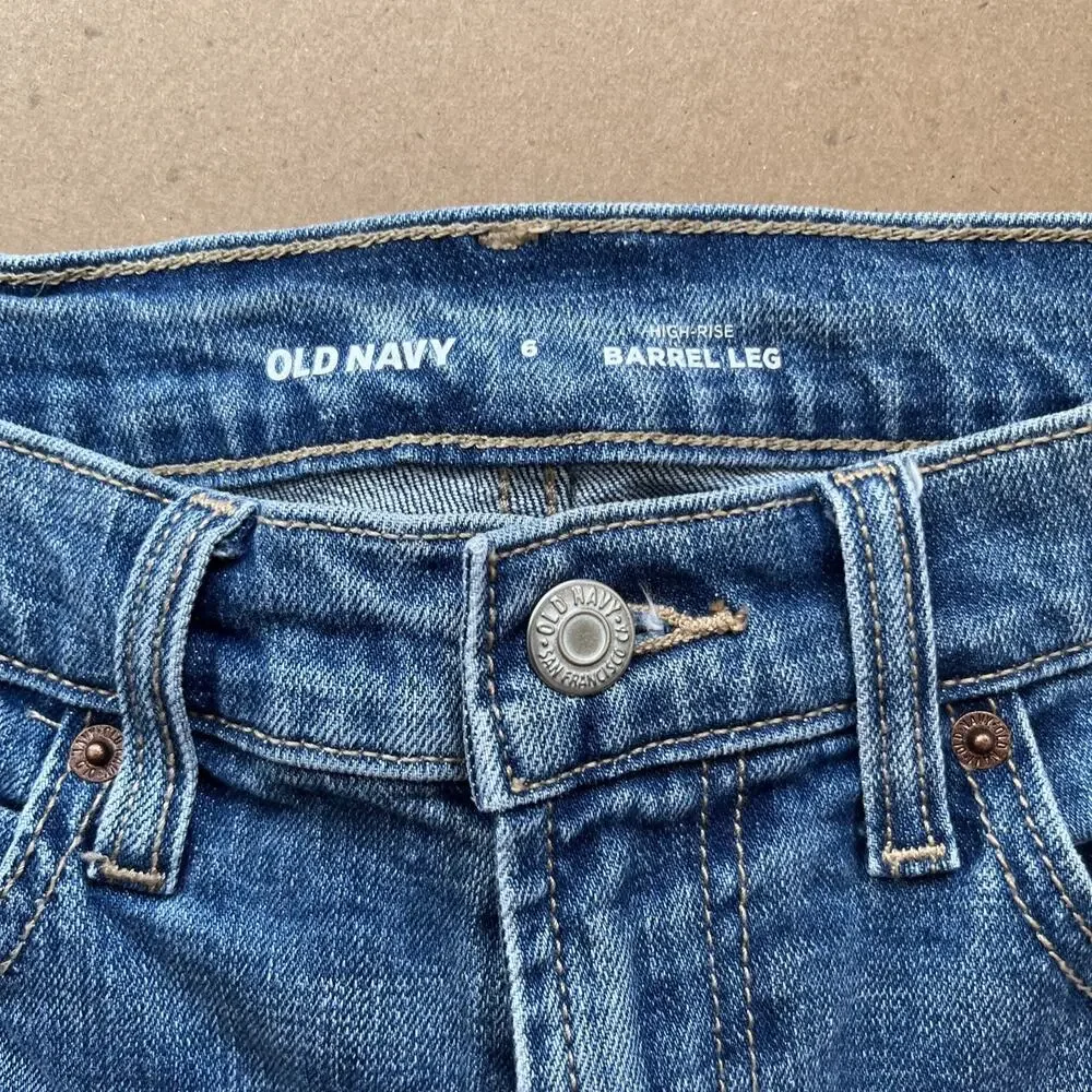 Old Navy Barrel Leg High Rise Jeans size 6 Medium Wash Baggy Loose Ankle Length - Picture 2 of 6